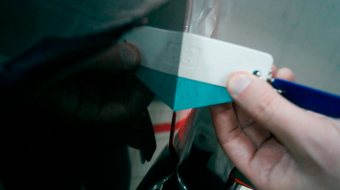 Фото 18. Зазор между дверью багажного отсека и задними фонарями .