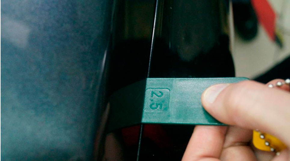 Фото 4. Зазор между капотом и передним крылом.