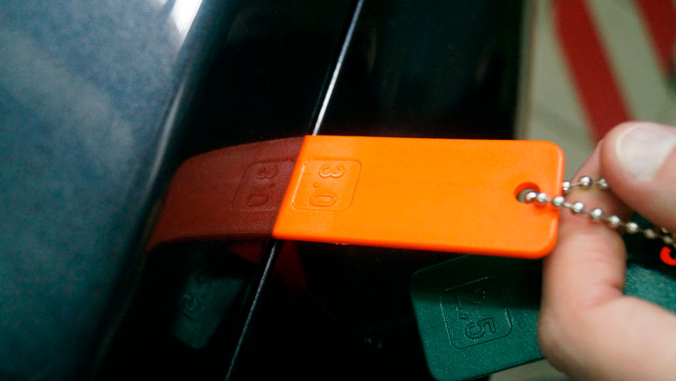 Фото 5. Зазор между капотом и передним крылом.