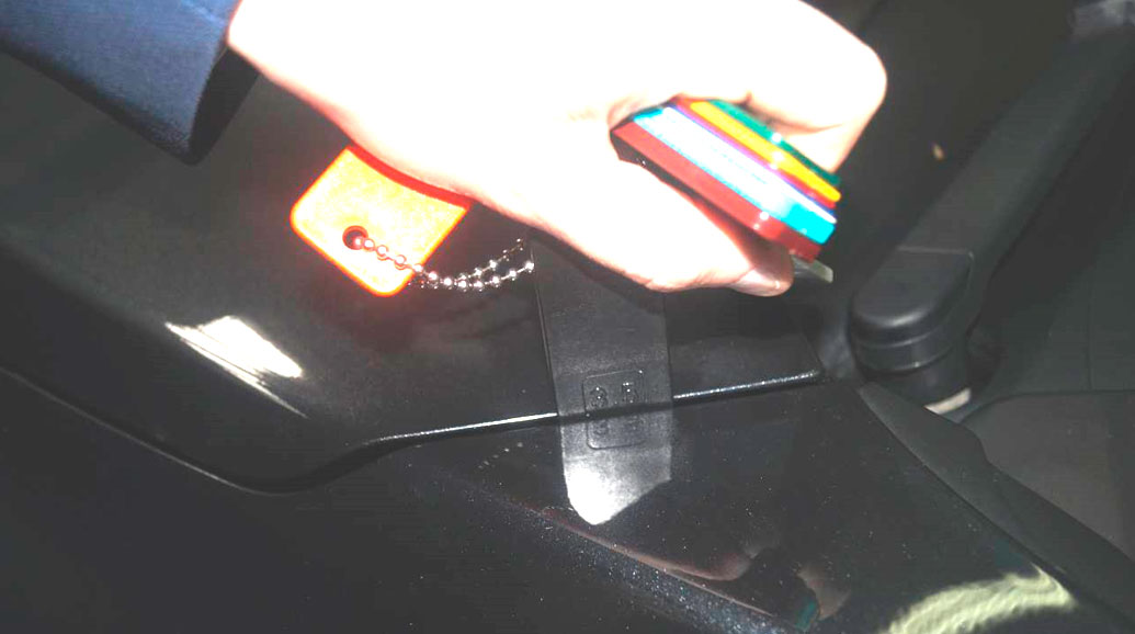 Фото 6. Зазор между капотом и передним крылом.