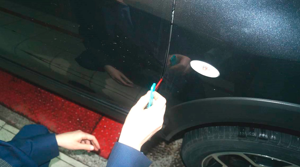 Фото 8. Зазор между передней дверью и передним крылом.