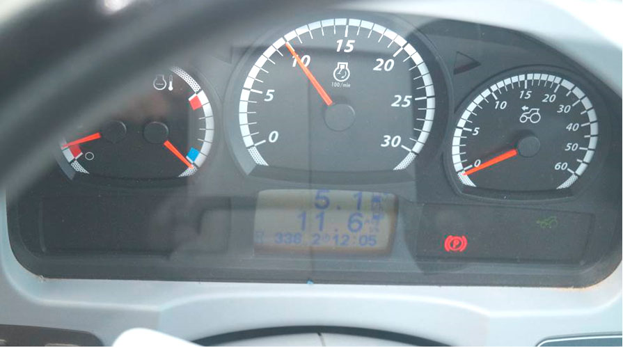 Фото 18. На панели приборов сигнализаторы, указывающие на неисправности, отсутствуют.