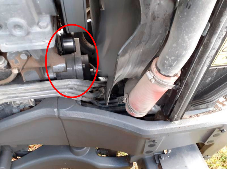 Фото 23. Зафиксирован стук, локализованный в районе работы вала по отбору мощности (место показано в красном круге).