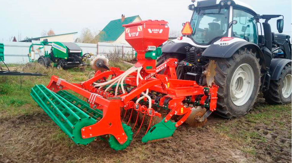 Фото 24. Трактор с подсоединённой к нему бороной.