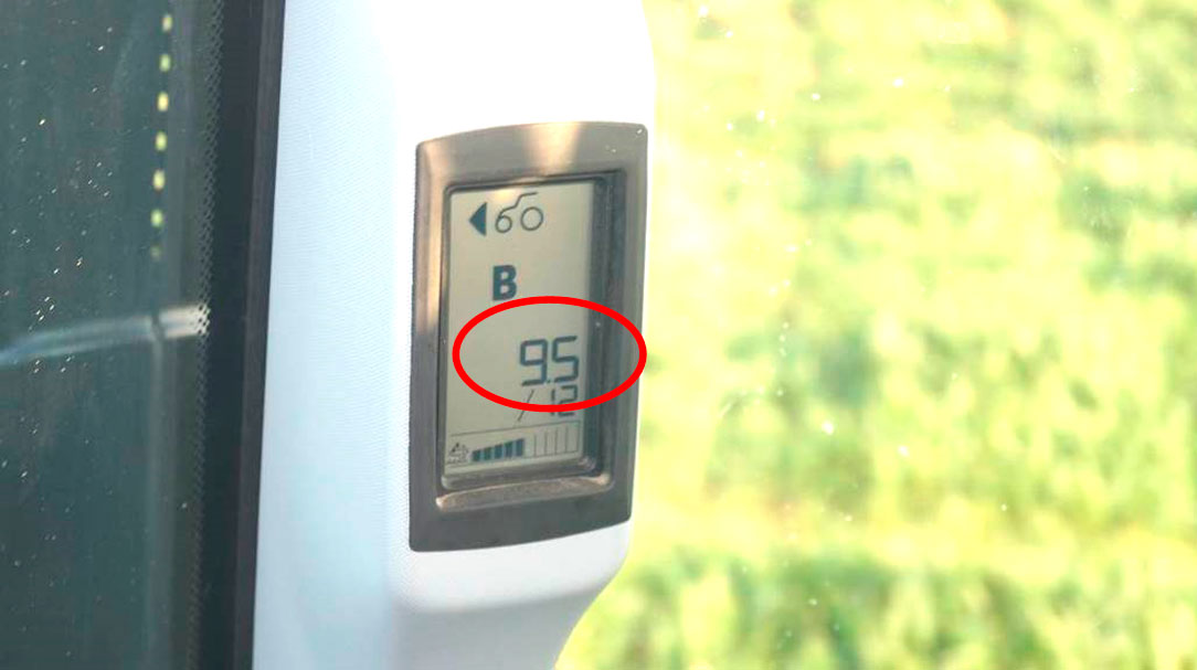 Фото 26. Скорость движения трактора при температуре двигателя 87 градусов по Цельсию (показана в красном круге).