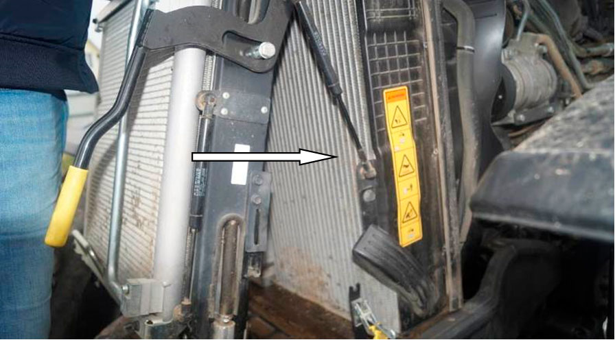 Фото 27. Радиатор системы охлаждения двигателя (показан белой стрелкой).