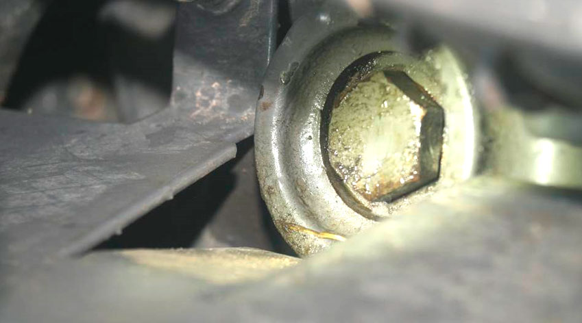 Фото 39. Наложения свежего масла на сливной пробке масляного поддона двигателя.