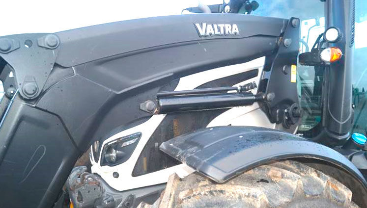 Фото 10. Отсутствуют механические повреждения на капоте и на боковых накладках (крыльях) двигателя.