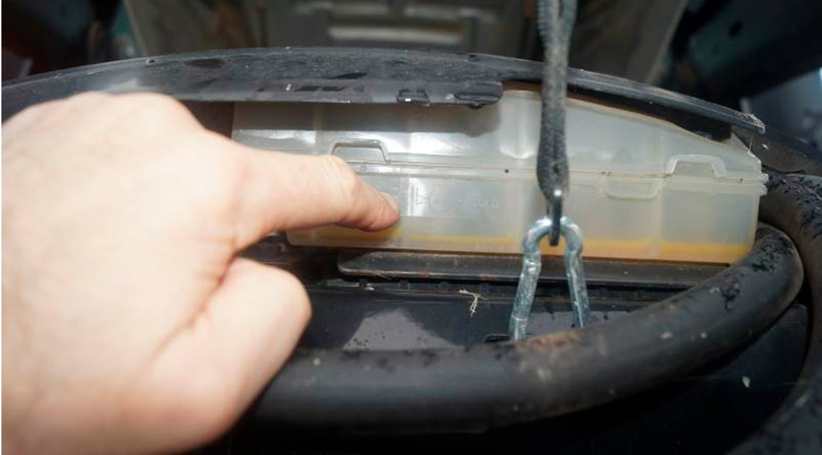 Фото 15. Уровень охлаждающей жидкости в расширительном бачке ниже отметки «min».