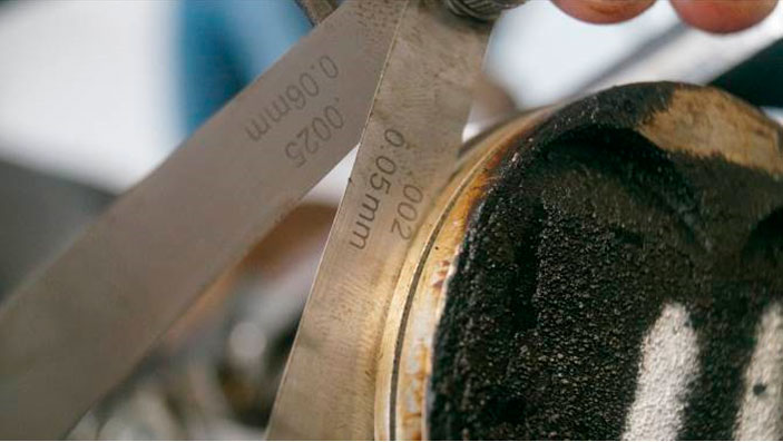 Фото 42. Измерение зазоров поршневых колец.