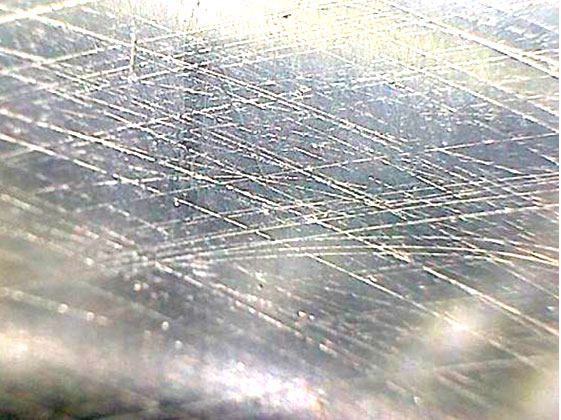 Фото 8. Состояние хона в цилиндре двигателя (вид через микроскоп - увеличение в 20 раз).