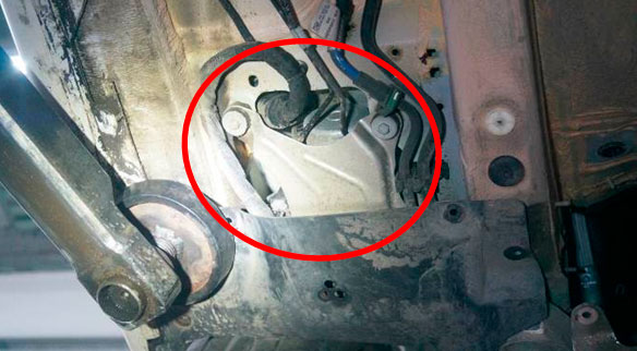 Фото 30. Место расположения электронного блока системы «ABS».