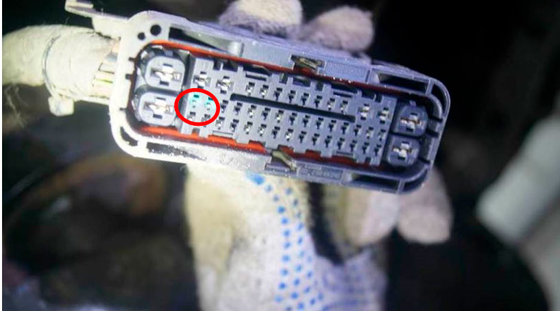 Фото 31. Вещество зелёного цвета на разъёмах (гнездовых контактах) №28,29 штекерного соединения электронного блока системы «ABS».