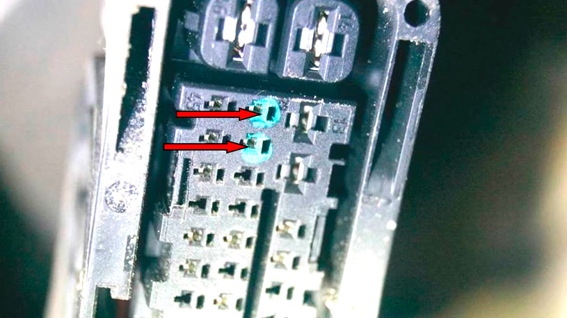 Фото 32. Вещество зелёного цвета на разъёмах (гнездовых контактах) №28,29 штекерного соединения электронного блока системы «ABS».