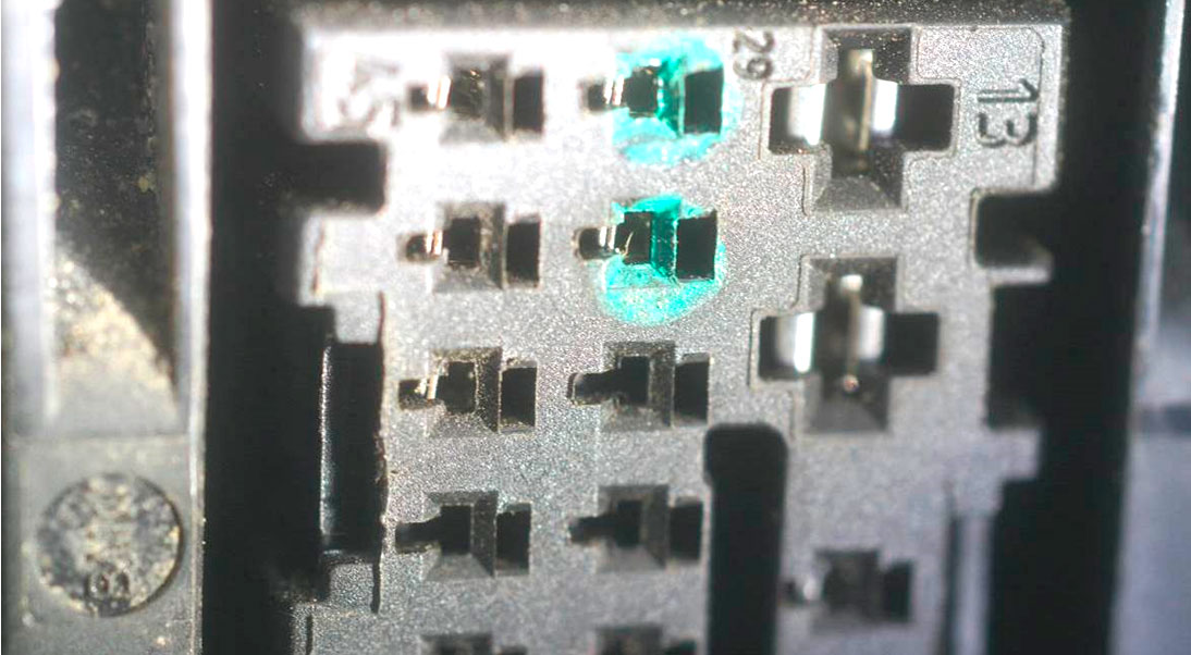 Фото 33. Вещество зелёного цвета на разъёмах (гнездовых контактах) №28,29 штекерного соединения электронного блока системы «ABS».