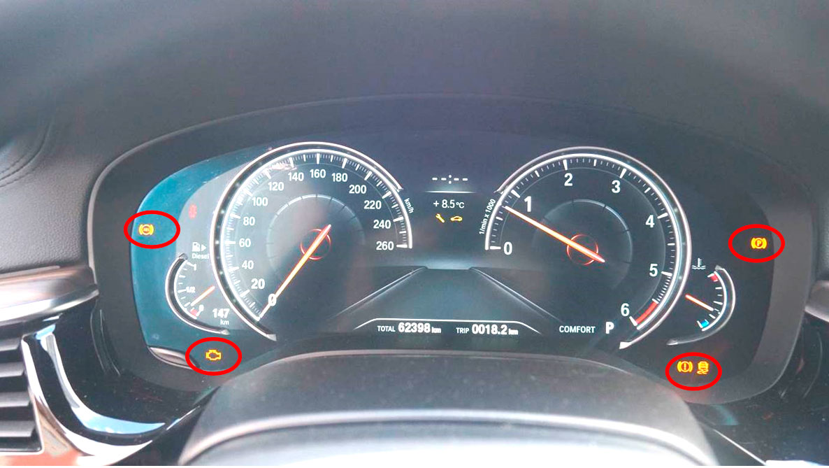 Фото 5. Сигналы (контрольные лампы) жёлтого цвета, горящие на щитке приборов.