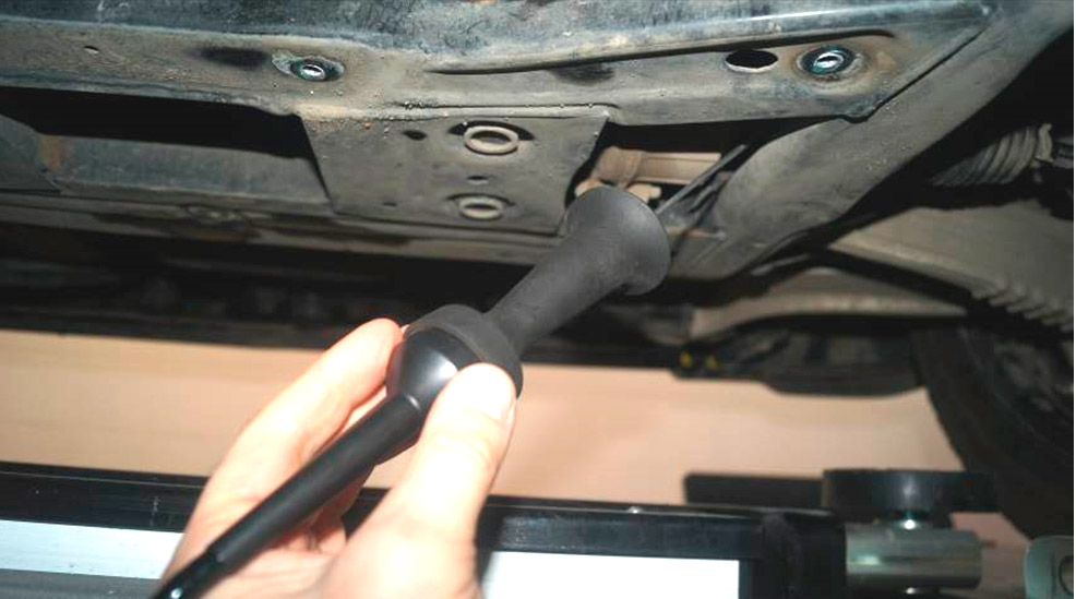 Фото 11. Диагностика рулевой рейки при помощи стетоскопа.