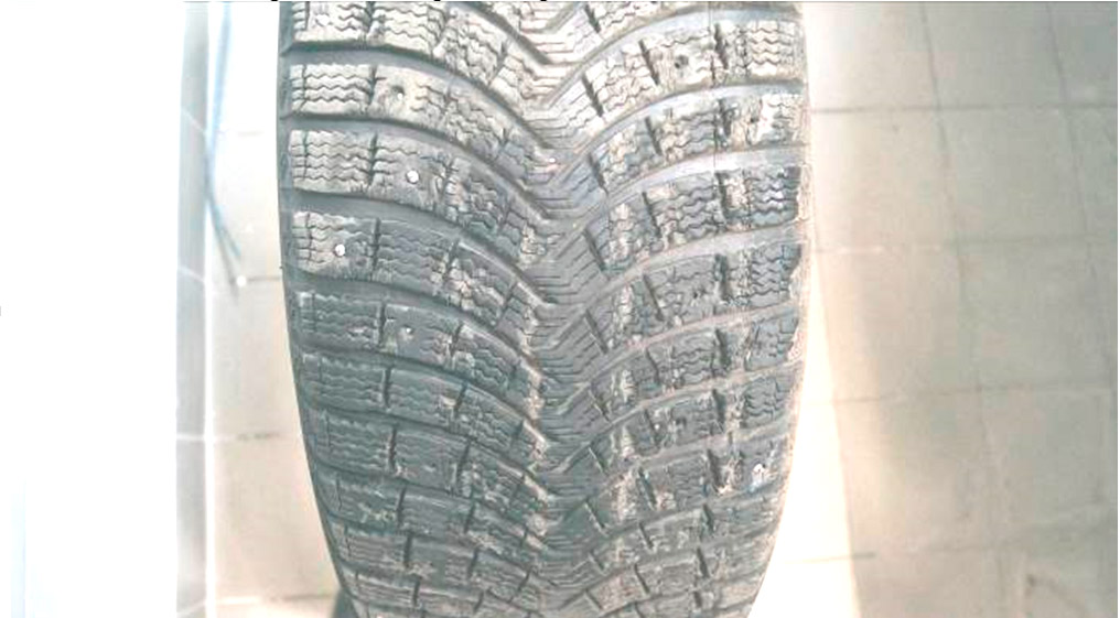 Фото 17. Порезы резины по всей площади протектора.