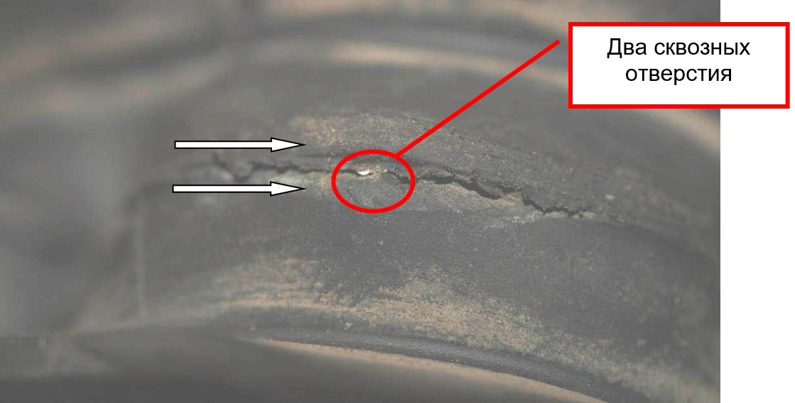 Фото 26. Место, локализованное вокруг трещины, имеет задиры резины (показано белой стрелкой). Трещина имеет неровные края. Вид через микроскоп – увеличение в 10 раз..