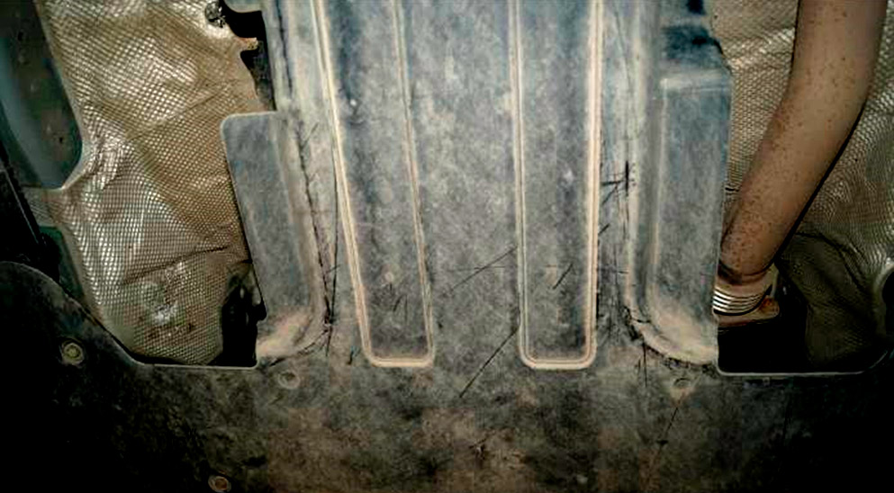 Фото 6. Хаотично расположенные риски разной длины и направленности на защите двигателя.