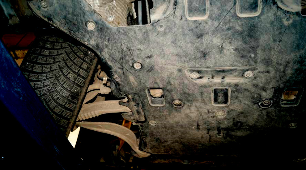 Фото 7. Хаотично расположенные риски разной длины и направленности на защите двигателя.