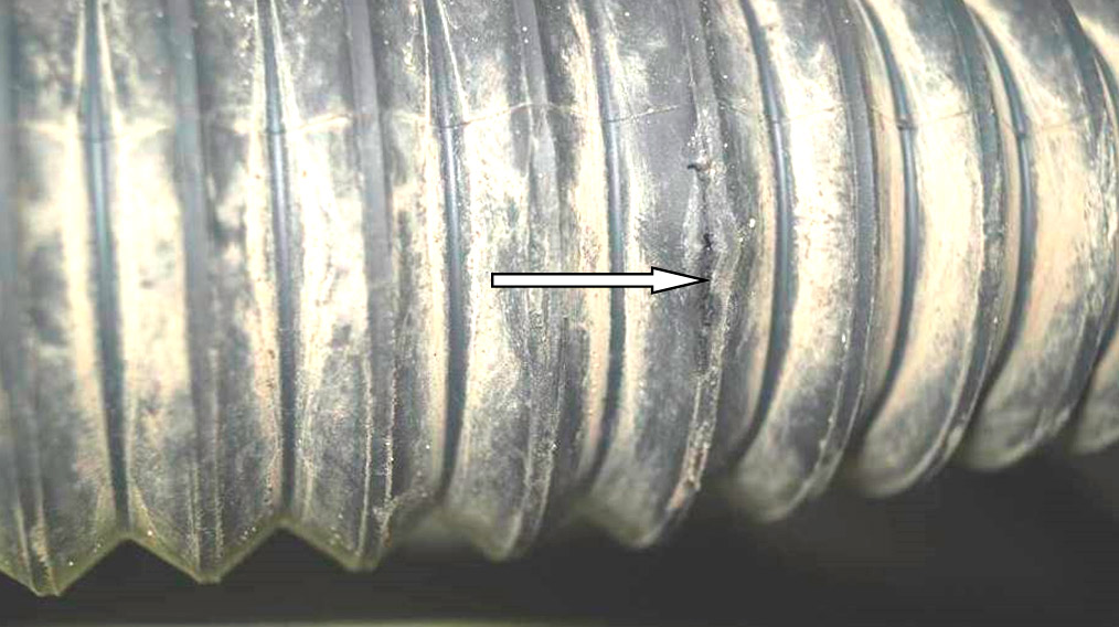 Фото 9. Трещины резины пыльника (гофры).