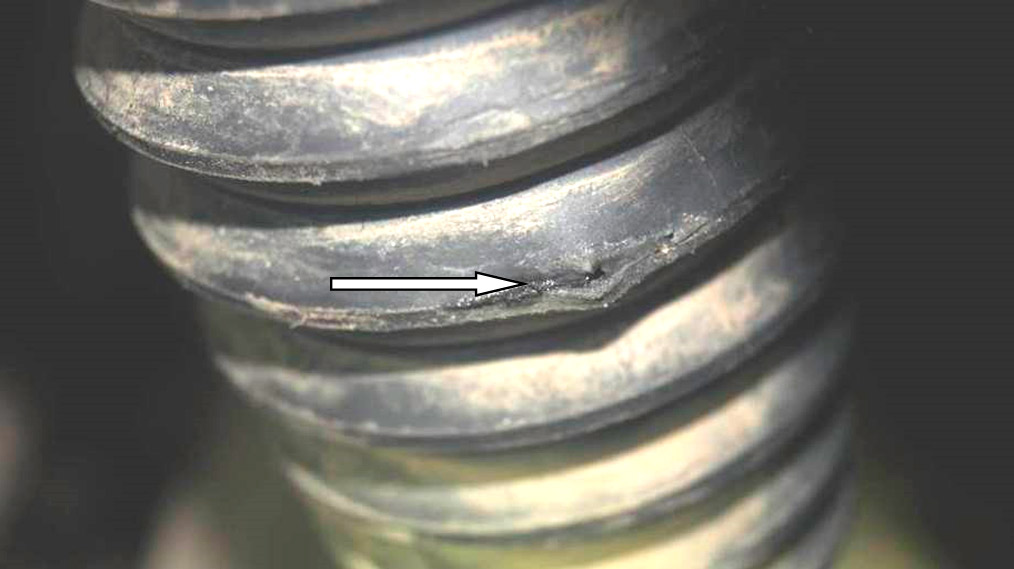 Фото 10. Трещины резины пыльника (гофры).