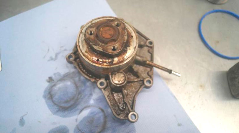 Фото 1. Насос системы охлаждения двигателя.