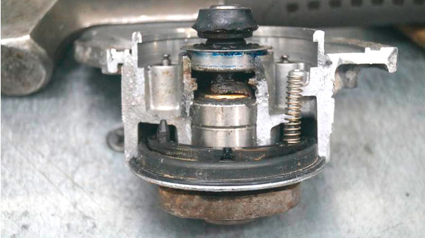 Фото 12. Разрезанный насос системы охлаждения двигателя.