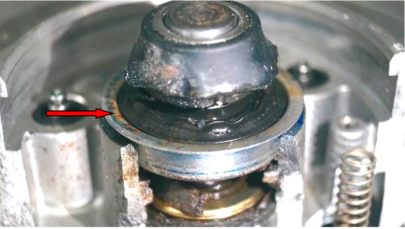 Фото 14. Задний уплотнитель насоса (показано красной стрелкой).