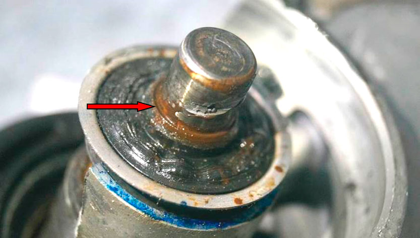 Фото 16. Коричневое вещество (коррозия) - показано красной стрелкой.