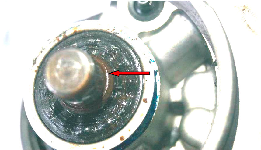 Фото 17. Коричневое вещество (коррозия) - показано красной стрелкой.