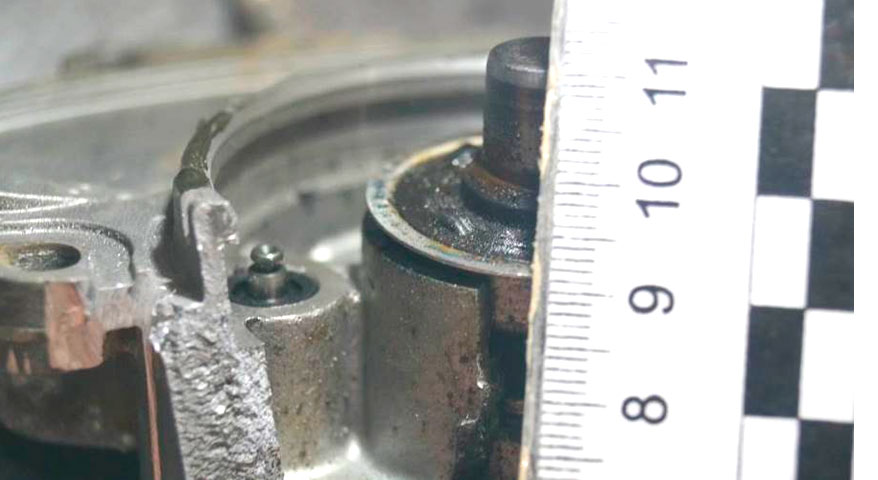 Фото 19. Уплотнитель насоса системы охлаждения двигателя расположен не симметрично относительно его корпуса.