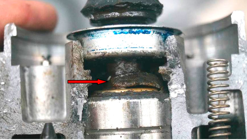 Фото 20. Вещество коричневого цвета (коррозийные отложения) - показано красной стрелкой.