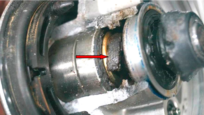 Фото 21. Вещество коричневого цвета (коррозийные отложения) - показано красной стрелкой.