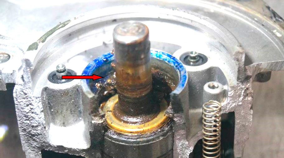 Фото 22. Вещество коричневого цвета (коррозийные отложения) - показано красной стрелкой.