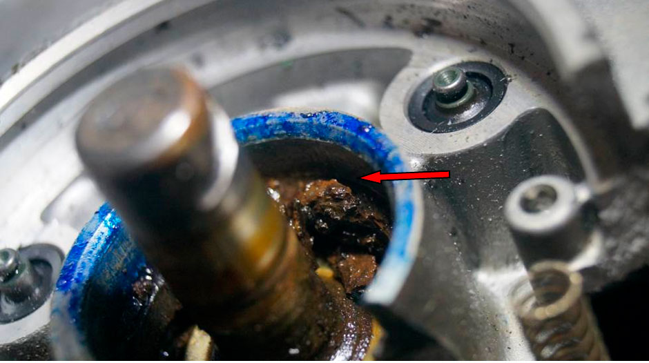 Фото 23. Вещество коричневого цвета (коррозийные отложения) - показано красной стрелкой.