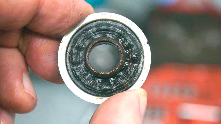 Фото 25. Резиновая часть заднего уплотнителя (внешняя сторона) имеет симметричные выпуклости, кольцевые риски и т.д.