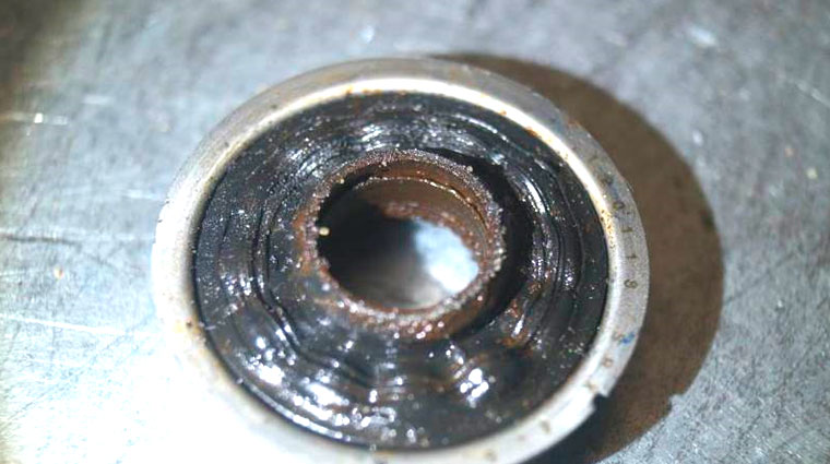 Фото 26. Отверстие уплотнителя имеет не круглую форму.