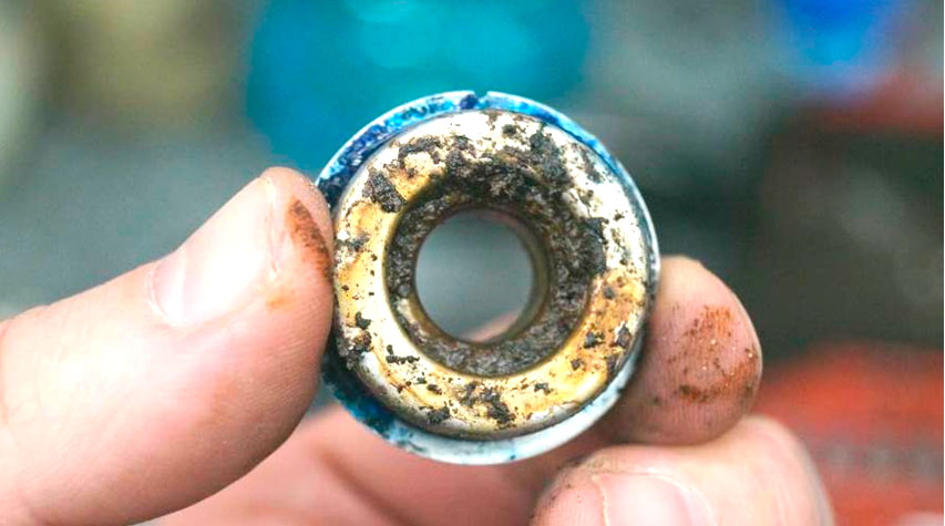 Фото 28. Задняя часть уплотнителя имеет значительные наложения вещества коричневого цвета (коррозийные отложения).