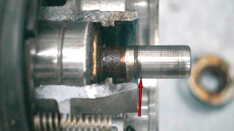 Фото 30. Блестящие кольцевые риски и потёртости на вале насоса (показано красной стрелкой).