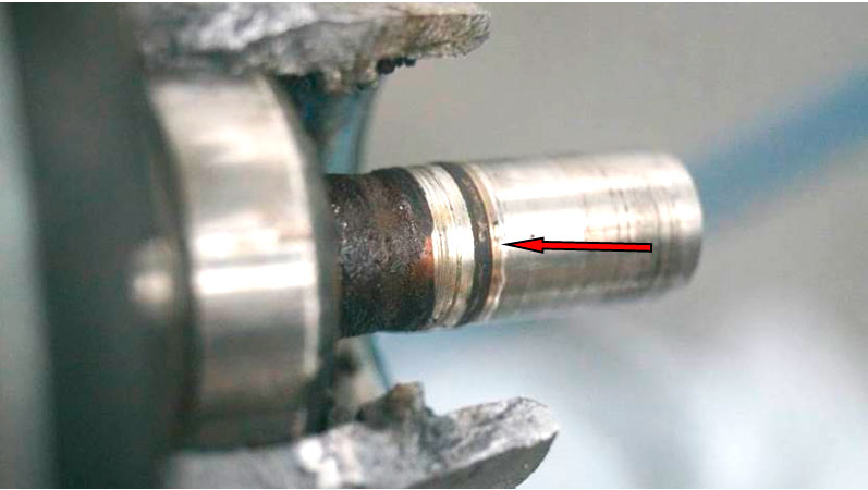 Фото 31. Блестящие кольцевые риски и потёртости на вале насоса (показано красной стрелкой).