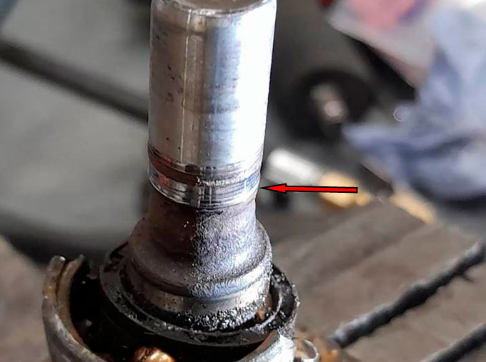 Фото 32. Блестящие кольцевые риски и потёртости на вале насоса (показано красной стрелкой).