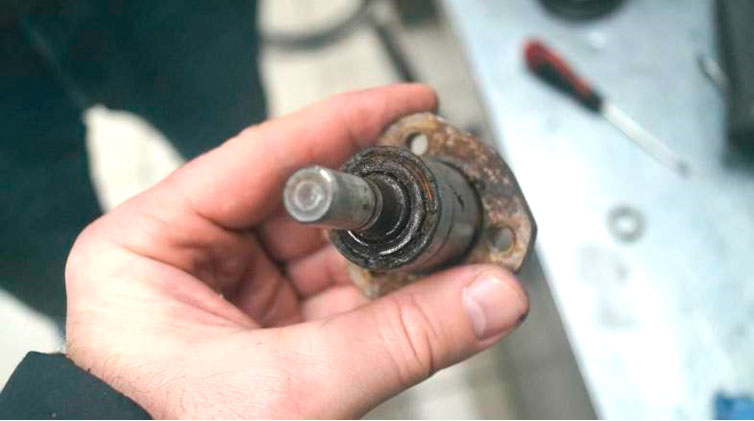 Фото 33. Значительное количество коричневых отложений (коррозия) в месте установки переднего уплотнителя вала.