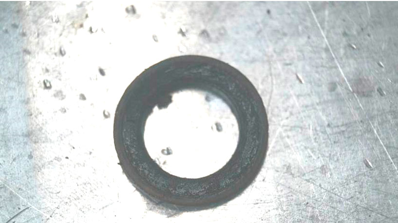 Фото 34. Передний уплотнитель и значительное количество коричневых отложений (коррозии).