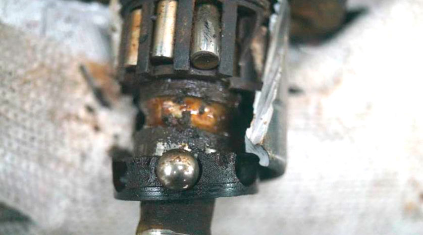 Фото 37. Внутри подшипника насоса зафиксировано значительное количество коричневых отложений (коррозии).