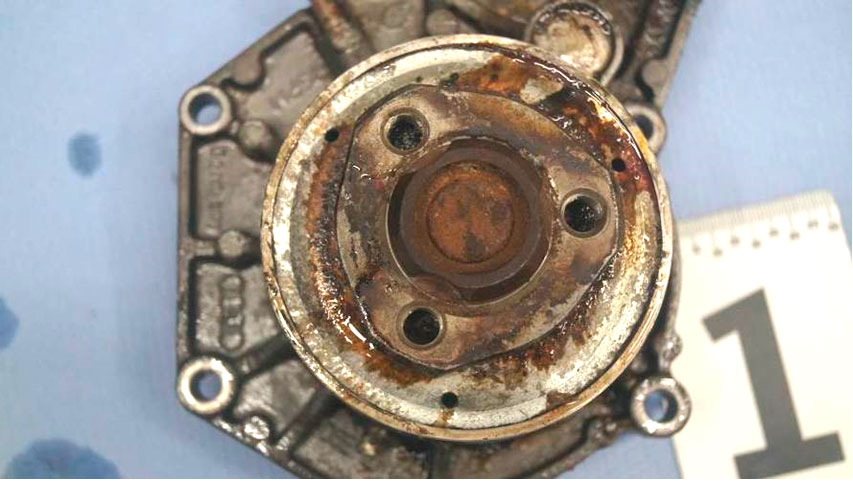 Фото 6. Наложения и подтёки вещества коричневого цвета на передней части насоса.