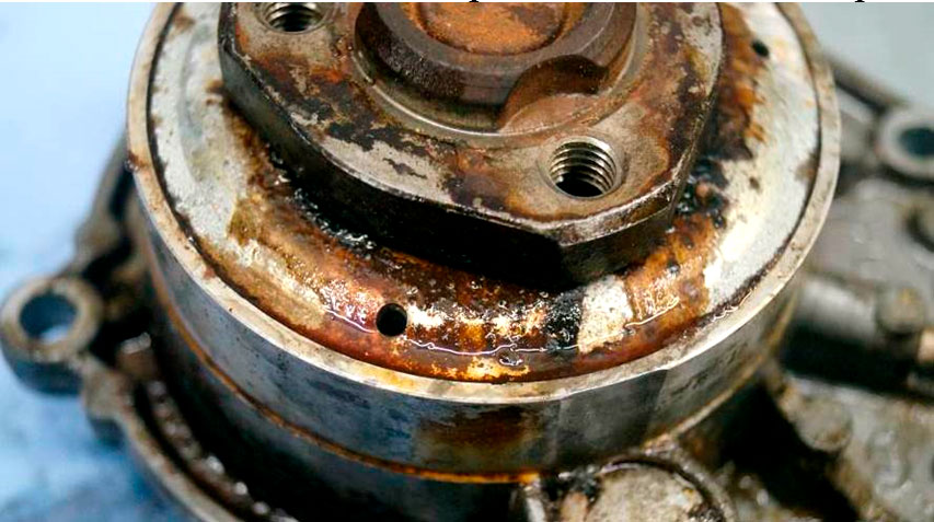 Фото 7. Подтёки вещества коричневого цвета на передней части насоса.