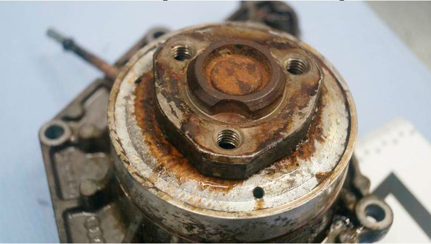 Фото 8. Наложения вещества коричневого цвета на передней части насоса.