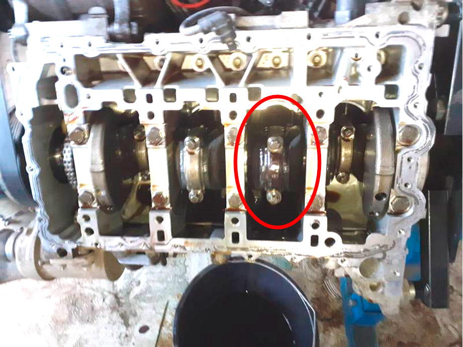 Фото 17. Перегрев нижней головки шатуна 3-го цилиндра.